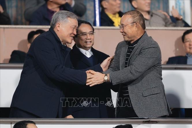 Thủ tướng Phạm Minh Chính, Phó Thủ tướng Thường trực Nguyễn Hòa Bình và Cựu Huấn luyện viên Trưởng Đội tuyển Quốc gia Việt Nam Park Hang Seo. Ảnh: Minh Quyết - TTXVN