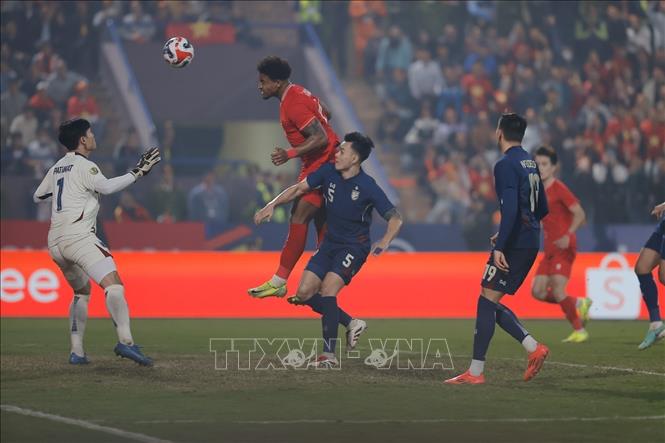 Phút 59, Xuân Son (12) đánh đầu cận thành, ghi bàn mở tỷ số 1-0 cho đội tuyển Việt Nam. Ảnh: Minh Quyết – TTXVN