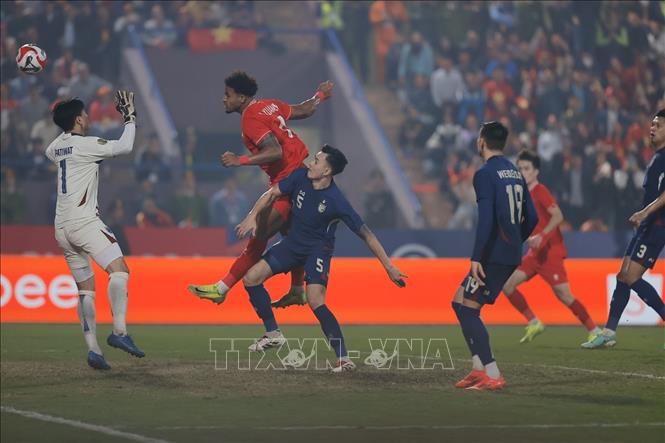 Xuân Son (12) đánh đầu cận thành, mở tỷ số 1-0 cho đội tuyển Việt Nam. Ảnh: Minh Quyết – TTXVN