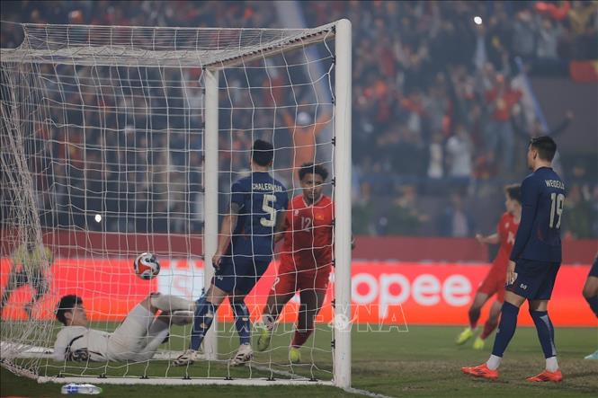 Tiền đạo Xuân Son (12) đánh đầu cận thành, mở tỷ số 1-0 cho đội tuyển Việt Nam. Ảnh: Minh Quyết – TTXVN