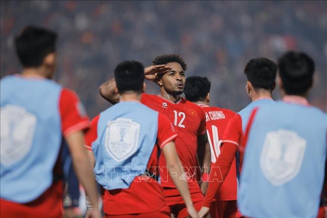 Pha ăn mừng của cầu thủ Nguyễn Xuân Son (12) khi mở tỷ số 1-0 cho đội tuyển Việt Nam ở phút 59. Ảnh: Minh Quyết – TTXVN
