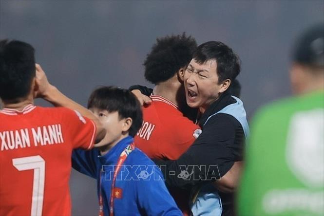 HLV Kim Sang Sik ôm chầm lấy Xuân Son sau khi tiền đạo này ghi bàn nâng tỷ số lên 2-0 ở phút 73. Ảnh: Minh Quyết – TTXVN
