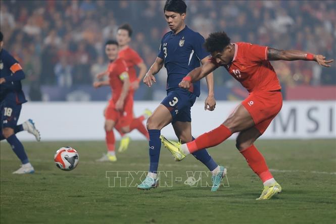 Phút 73, Xuân Son (12) dốc bóng từ giữa sân và tung cú dứt điểm hiểm hóc ở ngoài vòng cấm địa đánh bại thủ môn Thái Lan, nâng tỷ số lên 2-0 cho đội tuyển Việt Nam. Ảnh: Minh Quyết – TTXVN

