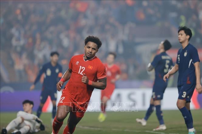 Phút 73, Xuân Son (12) dứt điểm hiểm hóc từ ngoài vòng cấm địa, nâng tỷ số lên 2-0 cho đội tuyển Việt Nam. Ảnh: Minh Quyết – TTXVN

