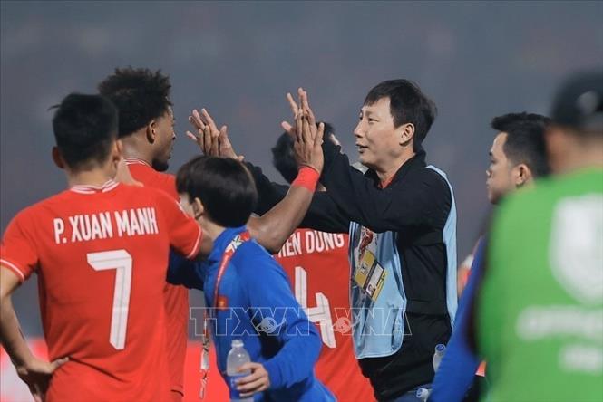 Tiền đạo Nguyễn Xuân Son (12) chia sẻ niềm vui với HLV trưởng đội tuyển Việt Nam Kim Sang Sik sau khi ghi bàn nâng tỷ số lên 2-0 ở phút 73. Ảnh: Minh Quyết – TTXVN