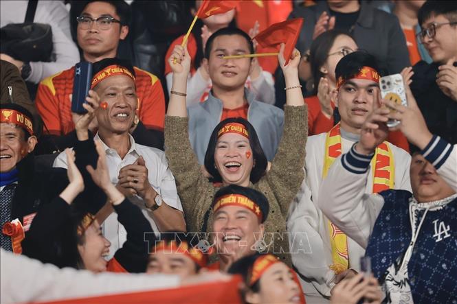 Niềm vui của người hâm mộ khi Xuân Son ghi bàn thắng cho đội tuyển Việt Nam. Ảnh: Minh Quyết – TTXVN