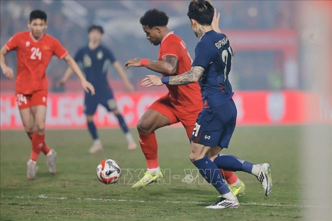 Nguyễn Xuân Son (12) tỏa sáng với cú đúp bàn thắng để giúp tuyển Việt Nam đánh bại Thái Lan 2-1. Ảnh: Minh Quyết - TTXVN
