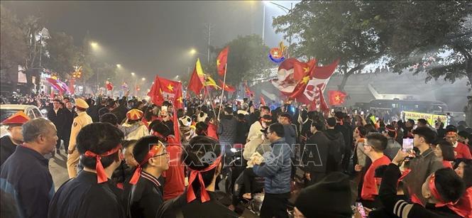 Hàng nghìn cổ động viên tại Phú Thọ đổ ra đường mừng chiến thắng của tuyển Việt Nam. Ảnh: Tạ Toàn - TTXVN