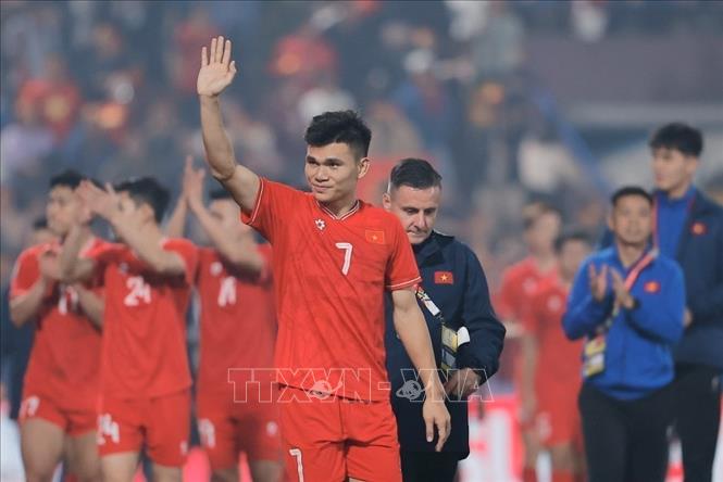 Niềm vui của các cầu thủ Việt Nam khi giành chiến thắng 2-1 trước Thái Lan tại trận chung kết lượt đi. Ảnh: Minh Quyết - TTXVN
