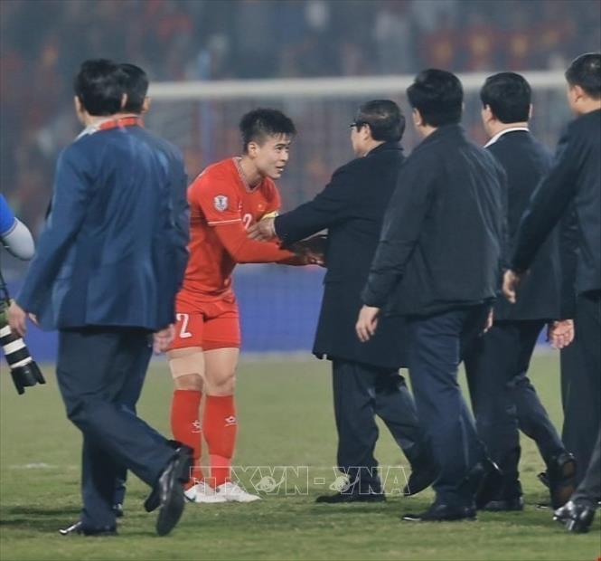 Thủ tướng Phạm Minh Chính xuống sân chia vui với đội tuyển Việt Nam sau khi trận đấu kết thúc. Ảnh: Minh Quyết - TTXVN
