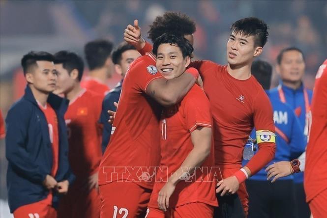 Niềm vui của các cầu thủ Việt Nam khi giành chiến thắng 2-1 trước Thái Lan. Ảnh: Minh Quyết - TTXVN