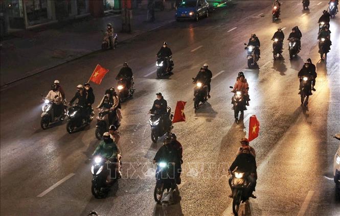 Người dân Thủ đô đổ ra đường ăn mừng chiến thắng của Đội tuyển Việt Nam tại đường Nguyễn Trãi. Ảnh: Tuấn Anh - TTXVN