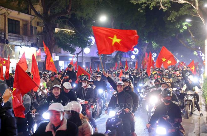 Người dân Thủ đô vui mừng đổ ra đường mừng chiến thắng của đội tuyển Việt Nam. Ảnh: Phạm Kiên - TTXVN