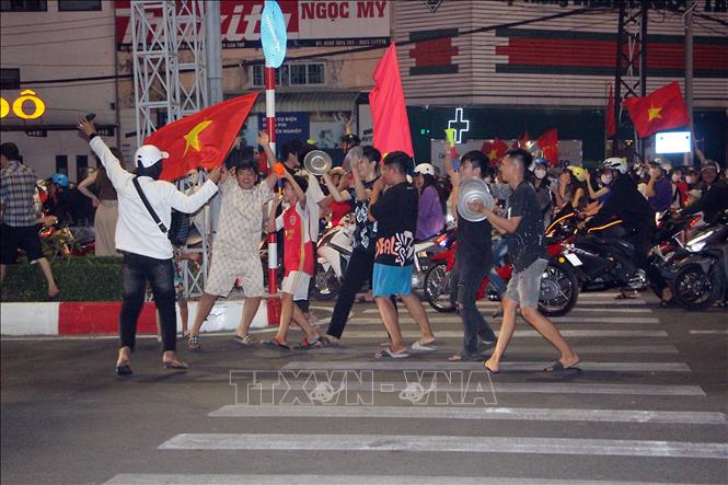 Người dân Cần Thơ đổ ra đường mừng chiến thắng của tuyển Việt Nam. Ảnh: Trung Kiên - TTXVN 