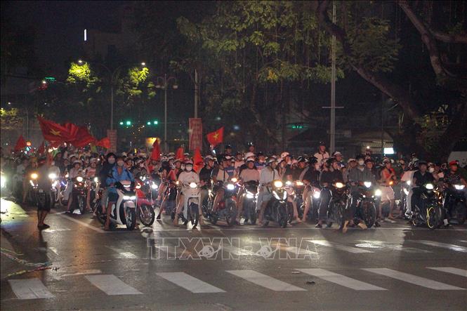 Trong không khí hứng khởi mừng chiến thắng của đội tuyển Việt Nam, người hâm mộ Cần Thơ vẫn chấp hành nghiêm luật giao thông. Ảnh: Trung Kiên - TTXVN 