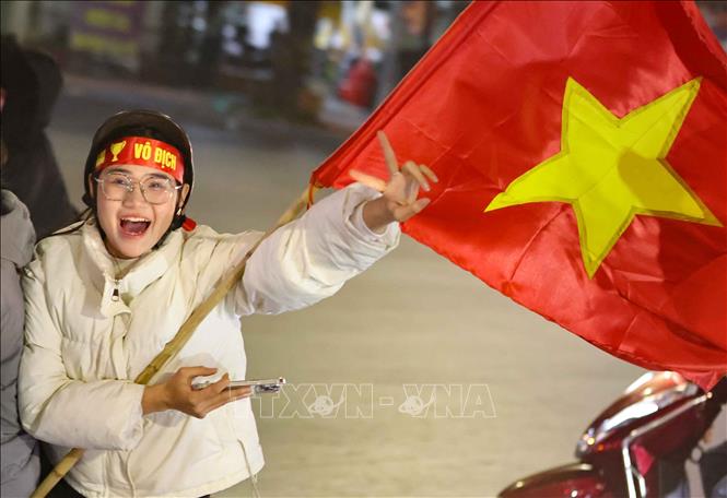Đông đảo người hâm mộ Thủ đô đổ ra đường, mang theo cờ tổ quốc ăn mừng chiến thắng. Ảnh: Thanh Tùng - TTXVN