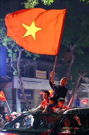 Người dân Thủ đô đổ ra đường mừng chiến thắng của đội tuyển Việt Nam. Ảnh: Phạm Kiên - TTXVN