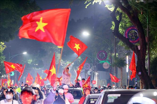 Người dân Thủ đô đổ ra đường mừng chiến thắng của đội tuyển Việt Nam. Ảnh: Phạm Kiên - TTXVN