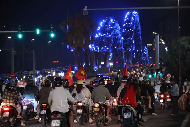 Hàng nghìn người dân, du khách tại thành phố Đà Nẵng đã đổ ra đường để ăn mừng chiến thắng của đội tuyển Việt Nam. Ảnh: Trần Lê Lâm – TTXVN 