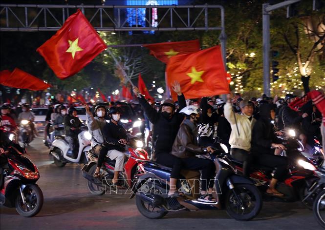 Người dân Đà Nẵng đổ ra đường để ăn mừng chiến thắng của đội tuyển Việt Nam. Ảnh: Trần Lê Lâm – TTXVN 
