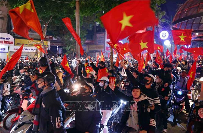Lá cờ đỏ sao vàng tung bay khắp các con phố của Hà Nội sau khi đội tuyển Việt Nam giành chiến thắng trước Thái Lan. Ảnh: Phạm Kiên - TTXVN