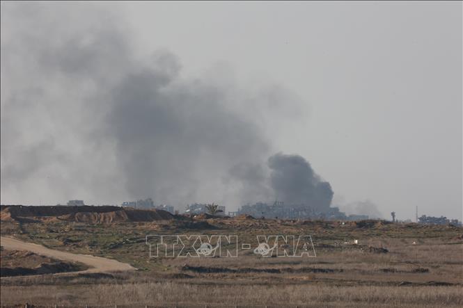 Khói bốc lên sau đòn tấn công của Israel tại Dải Gaza ngày 2/1/2025. Ảnh: THX/TTXVN