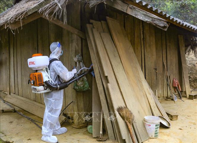 Nhân viên y tế phun khử trùng tại khu vực nhà dân bản Thẩm Mú, xã Pú Xi, huyện Tuần Giáo. Ảnh: TTXVN phát