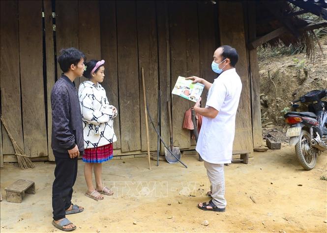 Cán bộ y tế xã Pú Xi, huyện Tuần Giáo tuyên truyền về các biện pháp phòng, chống bệnh sởi. Ảnh: TTXVN phát