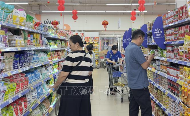 Hàng hoá đa dạng chủng loại trong siêu thị phục vụ người dân An Giang mua sắm Tết. Ảnh: Thanh Sang-TTXVN