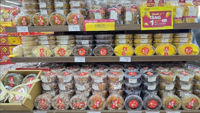 Bánh mứt kẹo phục vụ Tết được bày bán trong siêu thị trên địa bàn thành phố Long Xuyên, tỉnh An Giang. Ảnh: Thanh Sang-TTXVN