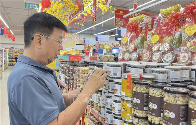 Người dân chọn mua hàng Tết trong siêu thị trên địa bàn thành phố Long Xuyên, An Giang. Ảnh: Thanh Sang-TTXVN
