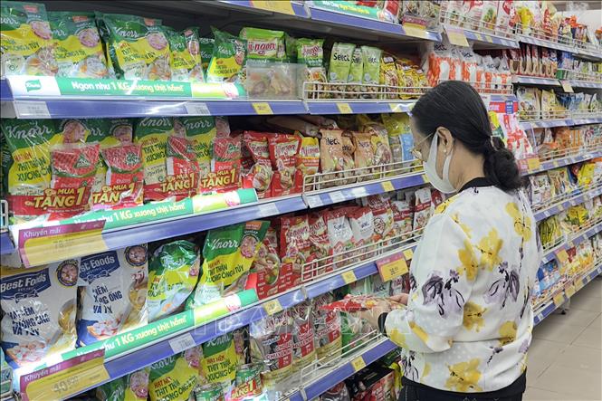 Người dân chọn mua hàng hóa trong siêu thị trên địa bàn thành phố Long Xuyên, An Giang. Ảnh: Thanh Sang-TTXVN