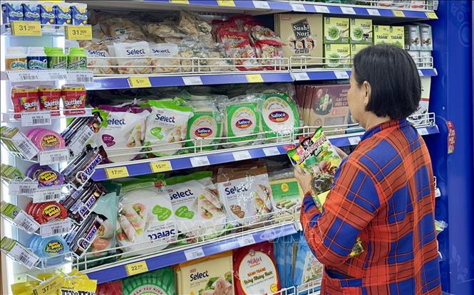 Người dân mua sắm hàng Tết tại một siêu thị trên địa bàn thành phố Long Xuyên, An Giang. Ảnh: Thanh Sang-TTXVN