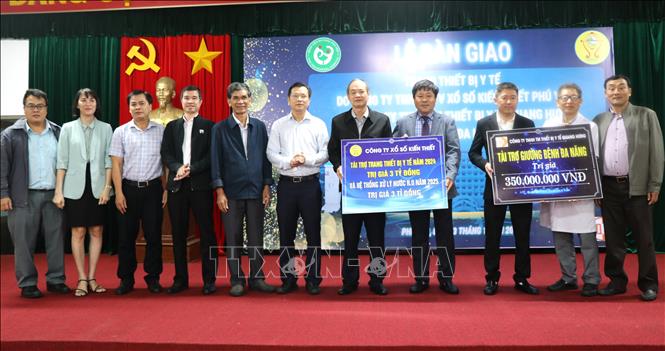 Trao bảng tượng trưng hỗ trợ trang thiết bị và giường bệnh cho Bệnh viên Đa khoa tỉnh Phú Yên. Ảnh: Tường Quân – TTXVN