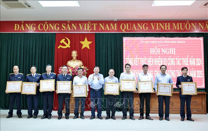 Tặng Bằng khen của Chủ tịch UBND tỉnh Ninh Thuận cho các tập thể có thành tích xuất sắc trong phong trào thi đua thực hiện nhiệm vụ thu nộp ngân sách trên địa bàn tỉnh năm 2024. Ảnh: Công Thử - TTXVN