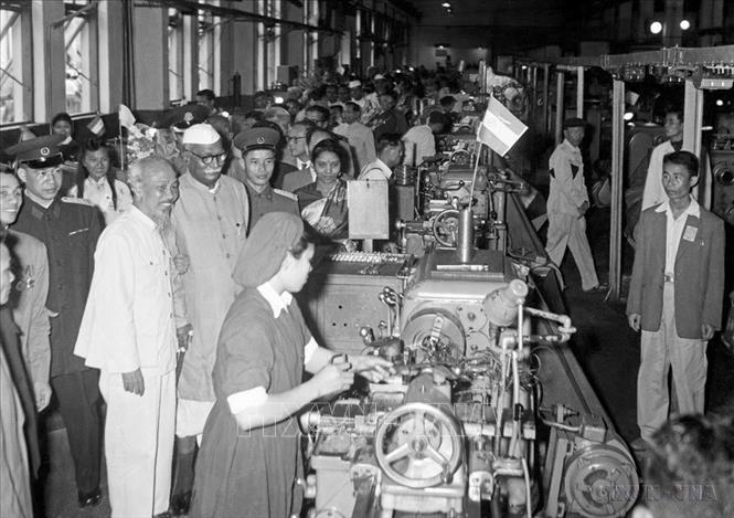 Ngày 24/3/1959, Chủ tịch Hồ Chí Minh và Tổng thống Ấn Độ Prasat đến thăm Nhà máy Chế tạo máy công cụ số 1 Hà Nội. Ảnh: TTXVN