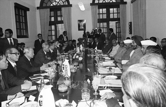 Trong chuyến thăm hữu nghị chính thức Ấn Độ, chiều 24/2/1978, tại Thủ đô New Delhi, Thủ tướng Phạm Văn Đồng hội đàm với Thủ tướng Ấn Độ Morarji Desai. Ảnh: Thế Trung - TTXVN