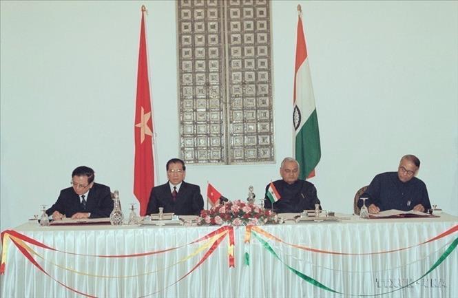 Ngày 1/5/2003, tại New Delhi, Tổng Bí thư Nông Đức Mạnh và Thủ tướng Atal Bihari Vajpayee chứng kiến Lễ ký 