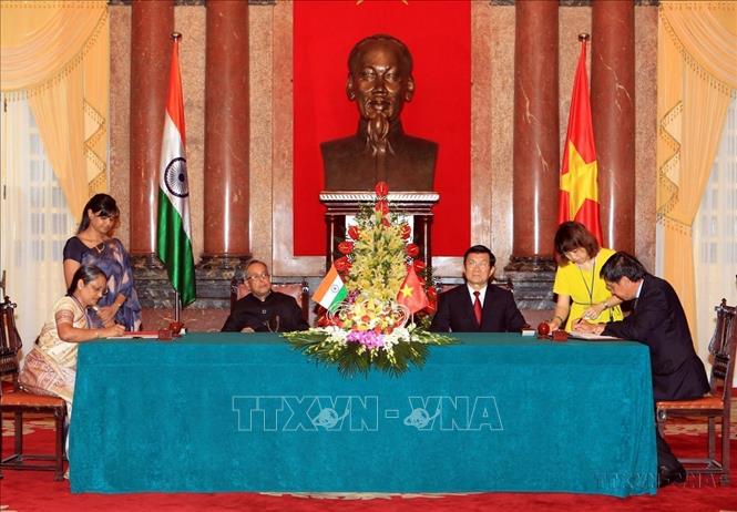 Chủ tịch nước Trương Tấn Sang và Tổng thống Cộng hòa Ấn Độ Pranab Mukherjee chứng kiến Lễ ký Hiệp định Hợp tác Hải quan giữa hai nước (Hà Nội, 15/9/2014). Ảnh: Nguyễn Khang – TTXVN
                                                                       