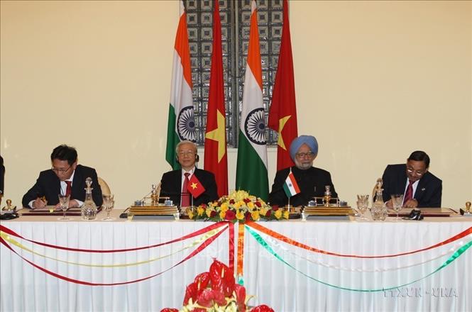 Tổng Bí thư Nguyễn Phú Trọng và Thủ tướng Cộng hòa Ấn Độ Manmohan Singh chứng kiến Lễ ký‎ Bản ghi nhớ giữa Petrovietnam với Công ty dầu khí Quốc gia Ấn Độ (New Delhi, 20/11/2013). Ảnh: Trí Dũng – TTXVN