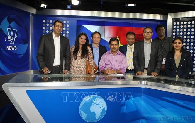 Phó Tổng Giám đốc TTXVN Lê Duy Truyền và đoàn phóng viên báo The IndiaWrites của Ấn Độ tham quan trường quay Truyền hình TTXVN (21/4/2015). Ảnh: Phạm Kiên – TTXVN                                                        