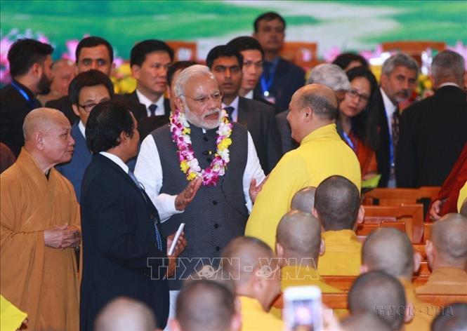 Thủ tướng Cộng hòa Ấn Độ Narendra Modi thăm chùa Quán Sứ trong chuyến thăm chính thức Việt Nam, chiều 3/9/2016. Ảnh: Doãn Tấn - TTXVN