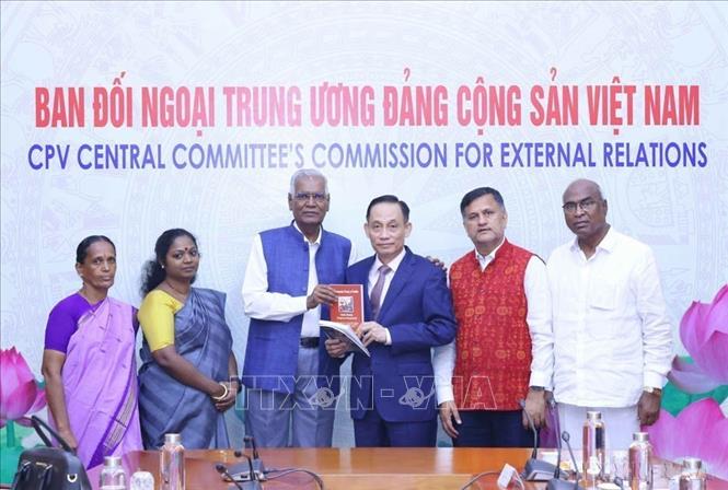 Trưởng Ban Đối ngoại Trung ương Lê Hoài Trung hội đàm với Tổng Bí thư Đảng Cộng sản Ấn Độ Doraisamy Raja thăm và làm việc tại Việt Nam (28/8/2024). Ảnh: Phương Hoa - TTXVN