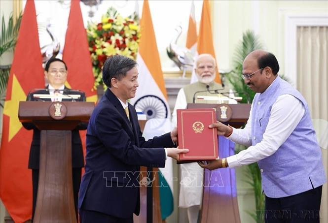 Thủ tướng Phạm Minh Chính và Thủ tướng Narendra Modi chứng kiến trao Bản ghi nhớ về hợp tác pháp luật và tư pháp giữa Bộ Tư pháp Việt Nam với Bộ Pháp luật và Tư pháp Ấn Độ (New Delhi, 1/8/2024). Ảnh: Dương Giang-TTXVN