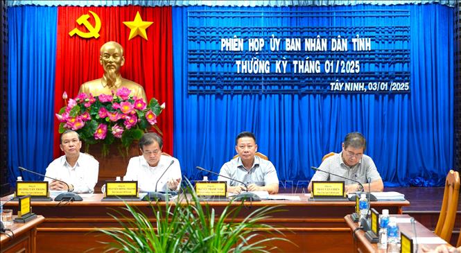 Lãnh đạo UBND tỉnh Tây Ninh tại tại Phiên họp thường tháng 1/2025. Ảnh: Minh Phú - TTXVN