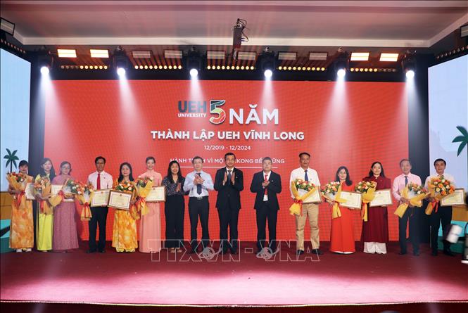 Trao Bằng khen của Bộ Giáo dục và Đào tạo cho tập thể và cá nhân có thành tích xuất sắc. Ảnh: Phạm Minh Tuấn-TTXVN