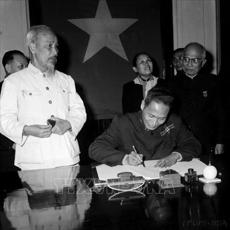 Chủ tịch Hồ Chí Minh chứng kiến Thủ tướng Phạm Văn Đồng ký lệnh công bố Hiến pháp mới (1/1/1960). Ảnh: TTXVN