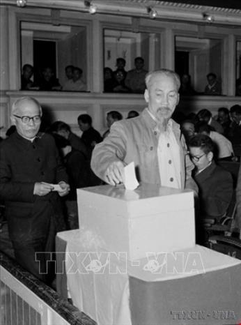 Chủ tịch Hồ Chí Minh bỏ lá phiếu đầu tiên bầu Ban Thường trực Quốc hội mới tại Kỳ họp thứ 6, Quốc hội khóa I (1/1957). Ảnh: TTXVN