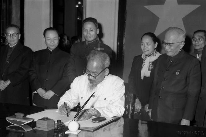  Ngày 01-01-1960, Chủ tịch Hồ Chí Minh đã ký sắc lệnh công bố Hiến pháp năm 1960. Ảnh: TTXVN