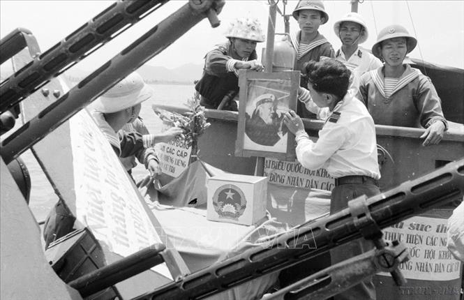 Chiến sĩ đoàn G (Hải quân nhân dân Việt Nam) ở Quảng NInh chuẩn bị nơi bỏ phiếu bầu cử đại biểu Quốc hội khóa IV (1971). Ảnh: TTXVN